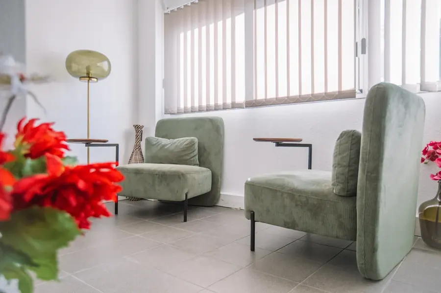 Espace pause coworking Espace Entreprise Millénaire — fauteuils design